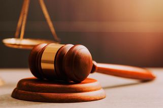 Soud poslal do vazby všech 16 obviněných z kauzy řidičských průkazů - Seznam Zprávy